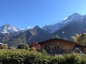 Chalet et la chaîne du Mont Blanc