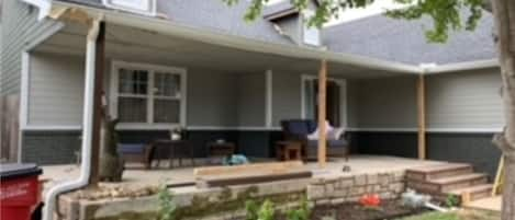 Nice front porch and yard