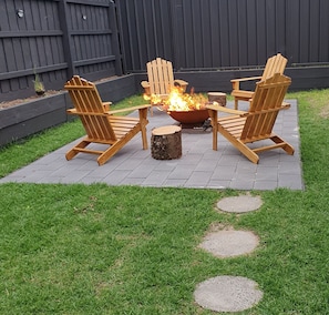 Cosy fire pit area. Fire wood and materials supplied.