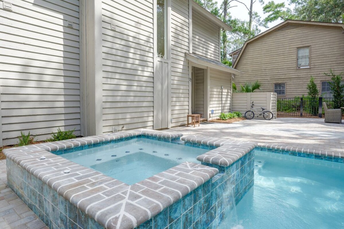 Elegant 3 Bedroom Lawton Woods Home. Deck and Fire Pit, NEW Pool