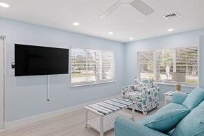 Caloosa- One bedroom cottage with a gorgeous newly redone interior