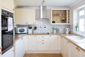 Your kitchen awaits – washing machine and dishwasher included.