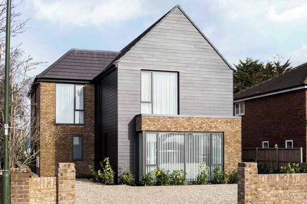 Newly built in 2020, this holiday home is stunning inside and out!