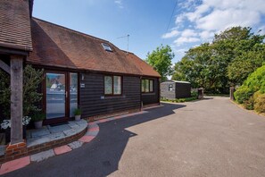 The annexe is attached to the owner's main house, but has it's own parking spot and private entrance so you won't be disturbed during your stay.