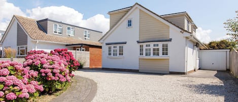 Welcome to this luxurious 5 bedroom house nestled in the lovely setting of West Wittering.