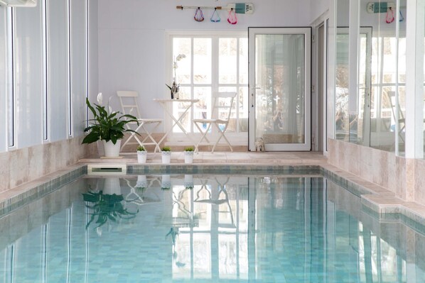 Welcome to Shell Seekers, a stunning seafront home in Bracklesham Bay, with indoor heated pool and direct beach access!