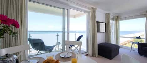 Breakfast, lunch or dinner with stunning sea views!