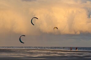 You can watch the kitesurfers from the balcony!