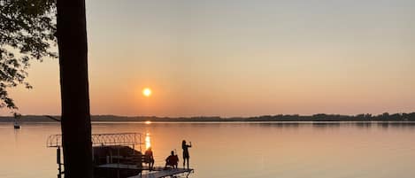 Amazing sunsets over the lake.  Your welcome to tie a boat to the dock.