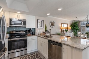 Ktichen - Wonderful top of the line appliances - you can make amazing meals here!