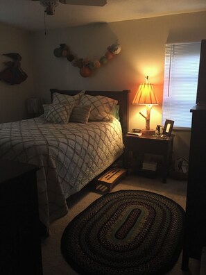 queen bed in master bedrm