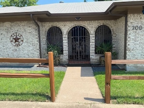 Howdy! Come on in!