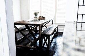 Dining: lots of light and fresh flowers!