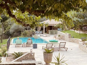 Vue de la plage piscine et du Pool house 