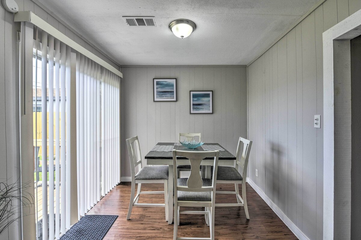 Freeport Home: Gas Grill, Fire Pit & Patio!