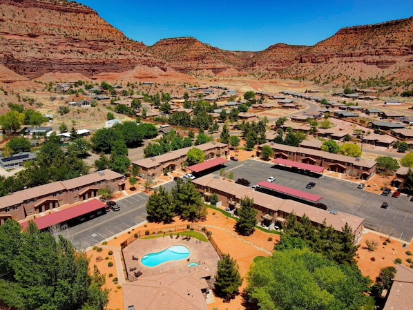 El Pueblo Pool