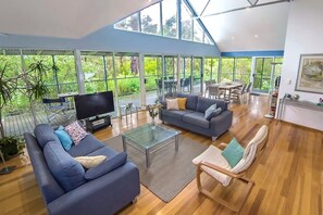 Open plan living/dining area