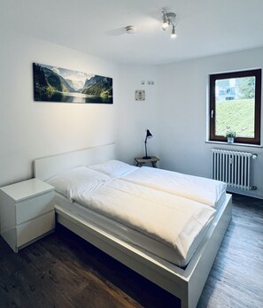 Schlafzimmer 1