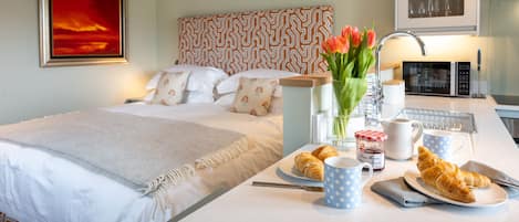 The Siding, Brancaster Staithe: Super-king size bed