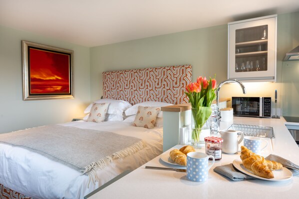 The Siding, Brancaster Staithe: Super-king size bed