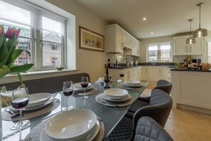 Long Meadow: Open-plan dining area and kitchen