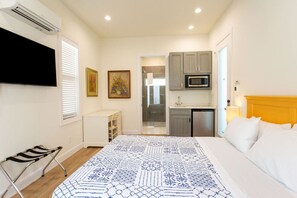 The Cabana with Queen Size Bed, TV, Kitchenette with Microwave and Small Fridge, Desk and private Bathroom