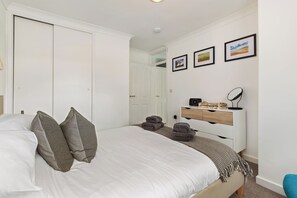 Sea Views from Balcony, Short Walk to Beach,  Parking