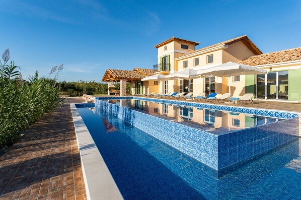 Private, 100sqm infinity pool, with open-air hydro-massage and children's pool