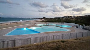 magnifique et immense piscine en bord de plage