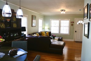 Living Room 2/2