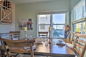 Dining Room | Dishware/Flatware Provided