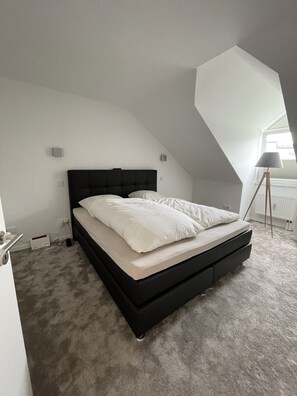 Moderne Ferienwohnung am Alexbad mit Südbalkon-Schlafzimmer