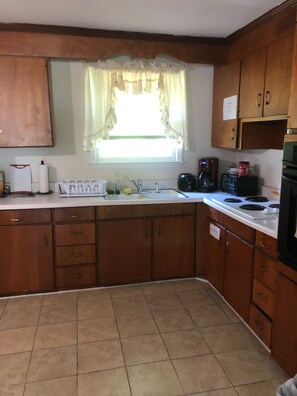Full kitchen 