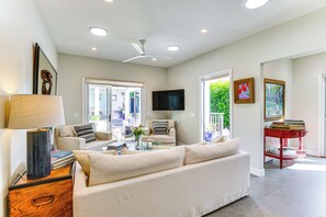 Living Room | Smart TV | Free WiFi | Single-Story Home