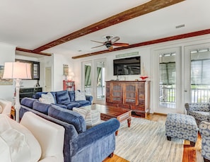 Spacious living room with Flatscreen TV.