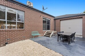 Fully fenced outdoor area