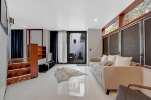 Living room area equipped with Smart TV and Wifi. 