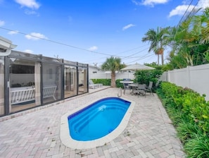Beautiful dipping pool area  with lounge chairs, dining table and BBQ grill. We're 0.6 miles away from Bayview park, a 6 acre park that offers: Athletic Fields (Lighted), Basketball (Full Court), Open Areas, Pavilion, Picnic Tables, Playground, Tennis Court and much more!