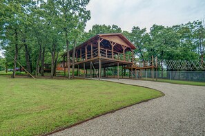 Massive deck for entertaining!