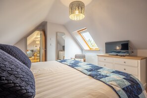 Cartshed Lodge, Hoveton: Bedroom with Smart television