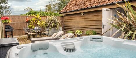 Cartshed Lodge, Hoveton: Hot tub