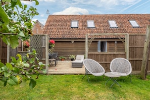 Cartshed Lodge, Hoveton: Large garden with decked area with table and chairs, sun loungers, hot tub and gas barbecue