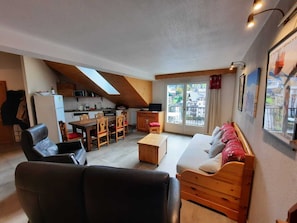 Salon avec balcon orienté sud vue montagne - canapé lit (2 lits simples gigogne)