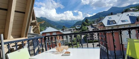 Grand balcon plein Sud avec vue dégagée sur la montagne