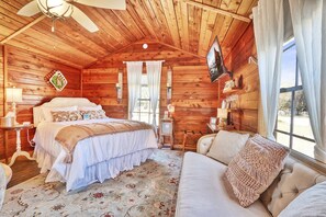 Queen bed with luxurious linens