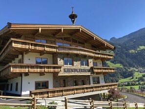 Außenseite Ferienhaus [Sommer]