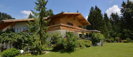 Außenseite Ferienhaus [Sommer]