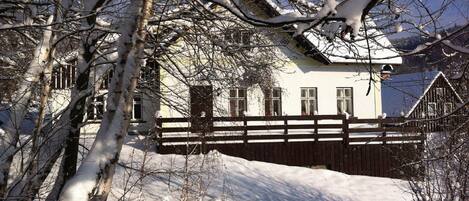 Außenseite Ferienhaus [Winter]