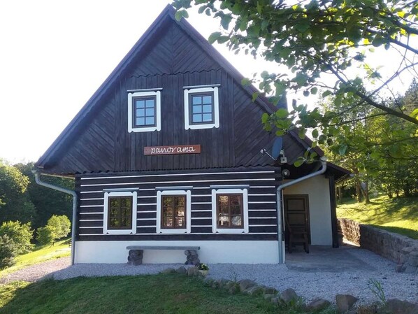 Stugans exteriör [sommar]