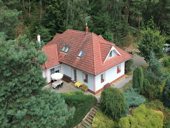 Stugans exteriör [sommar]